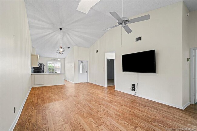 Building Photo - 7711 SE Sugar Sand Cir