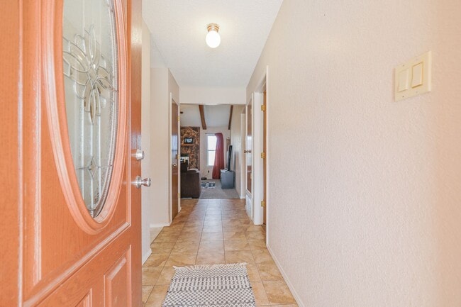 Building Photo - 3 Bedroom 2 Bath Home