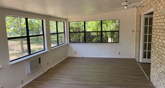 Building Photo - 129 Crestwood Dr