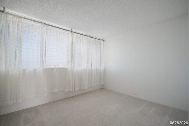 Building Photo - 2 Bd/2 Ba/1 Parking Condo in Banyan Tree Plaza, Honolulu