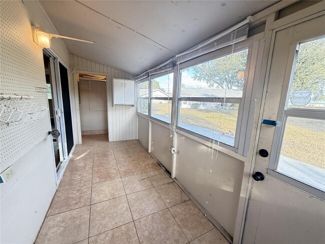 Building Photo - 2202 Clubhouse Dr