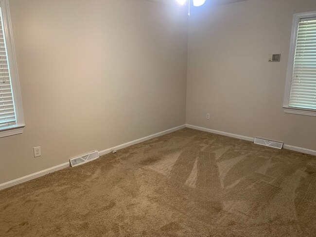 Building Photo - Beautiful Private Three Bedroom Home in So...