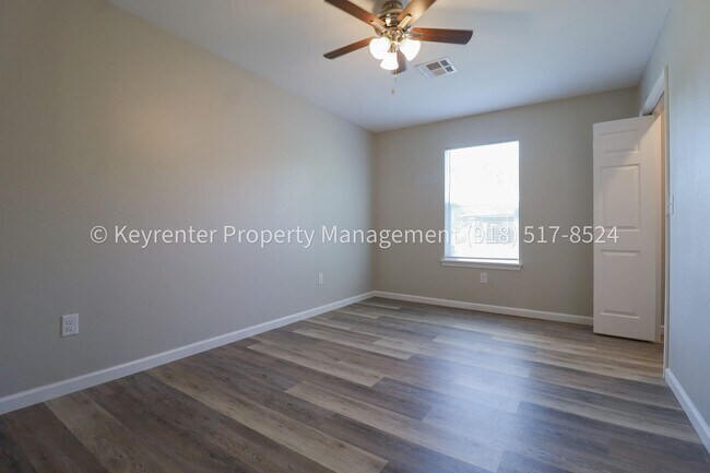 Building Photo - 4124 W 56th Pl