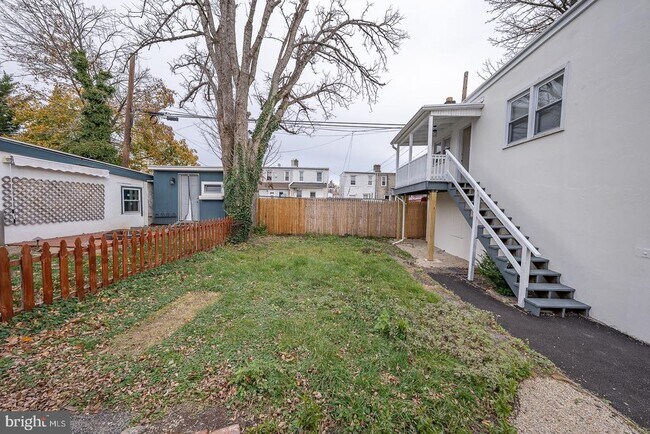 Building Photo - 717 Miller St