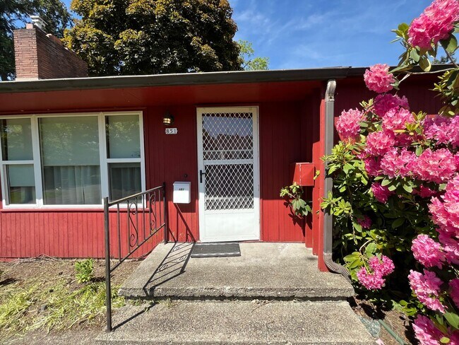 Building Photo - Quaint 2-Bedroom Ranch in Established Neig...