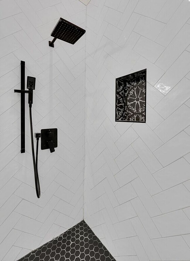 Building Photo - Beautiful 3 bedroom / 3 bath house available now!