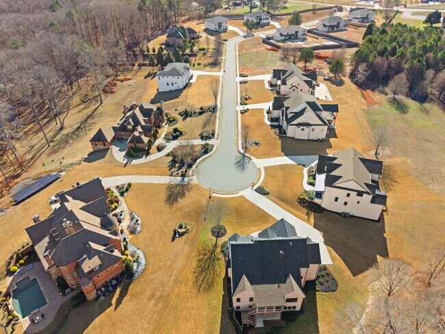 Building Photo - 568 Versailles Dr