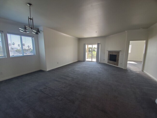 Building Photo - Gorgeous 3rd floor Corner Unit 3Bed/2Bath in Oceanside