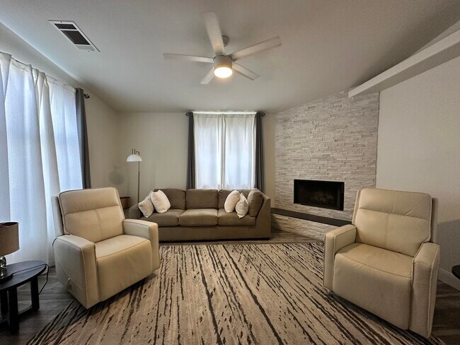 Building Photo - 54445 Avenida Alvarado