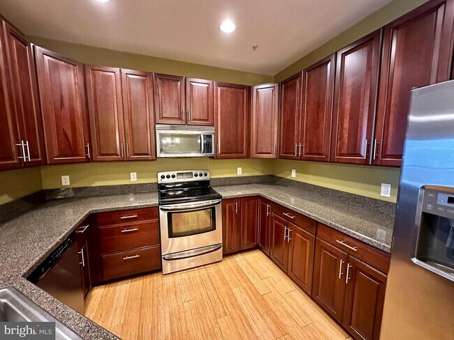 Building Photo - 3902 Fullerton Ct