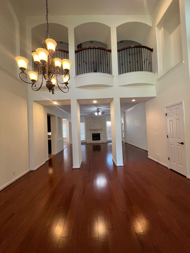 Building Photo - Spectacular Home in Gated Community