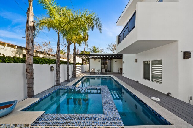 Building Photo - 355 S Sycamore Ave