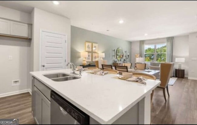 Building Photo - 6741 Leigh St