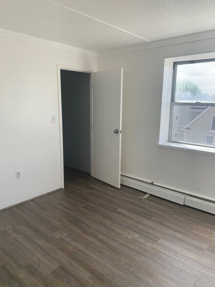 Building Photo - 65 Nightingale St