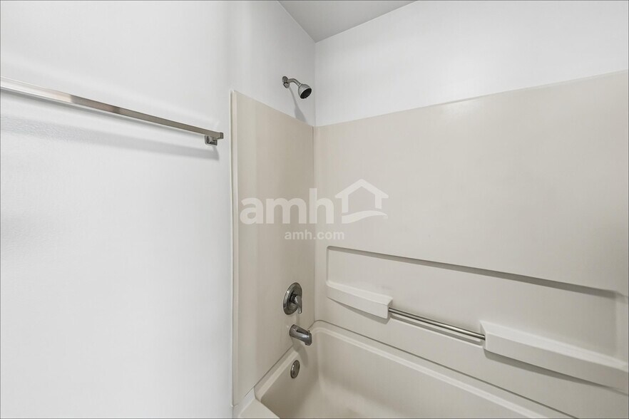 Building Photo - 14233 S Hillsdale Ct