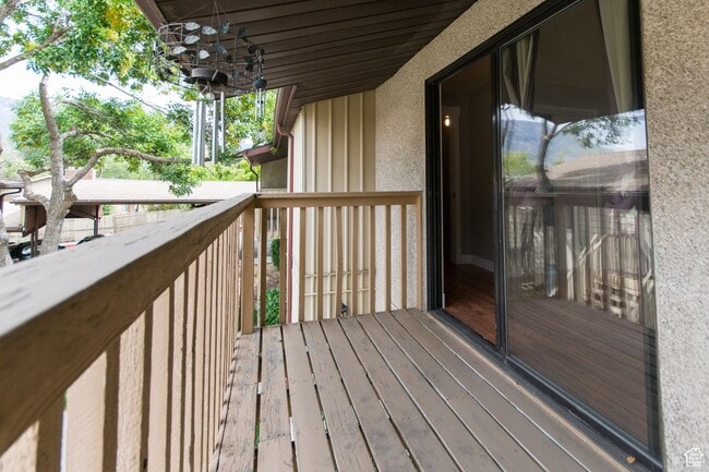 Building Photo - Beautiful Townhome in Excellent Holladay Location!