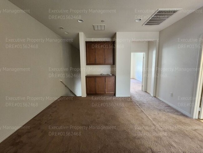 Building Photo - 3 bedroom/ 2.5 bathroom town home located in a secured gated community.