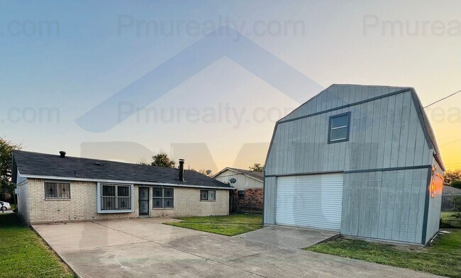 Building Photo - AVAILABLE NOW!!! Charming 3-bedroom, 2-bat...