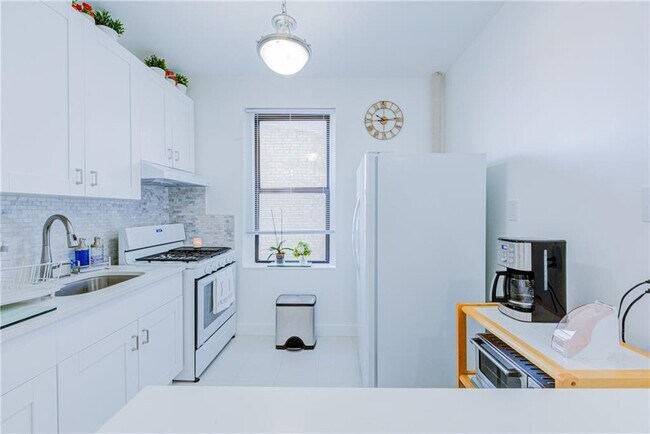 Building Photo - 7 9th St