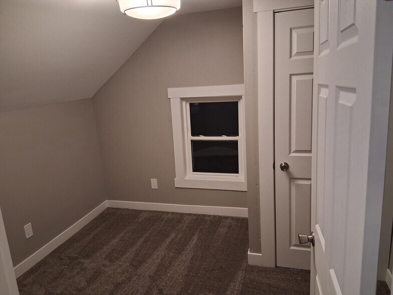 2nd floor bed2 - 1714 E Walnut St