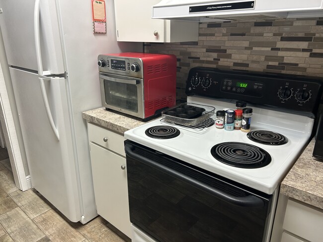 kitchen - 3048 Camelot Dr