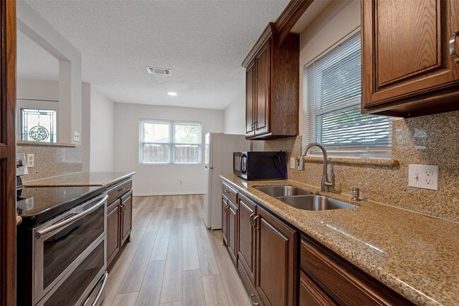 Building Photo - 910 Judiway St