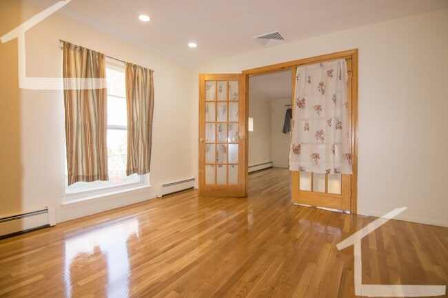 Building Photo - 149 Thorndike St