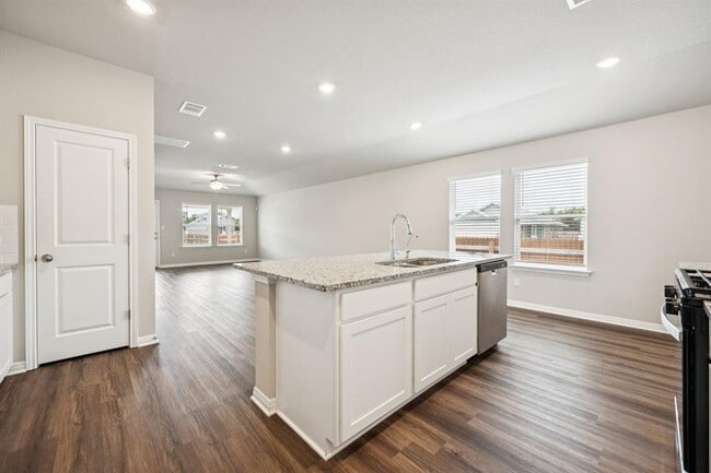 Building Photo - 100 Edge Holw Dr