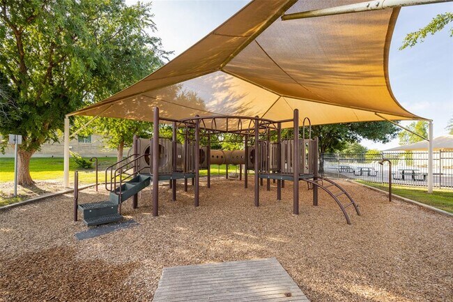 Building Photo - 1705 Roseburg Dr