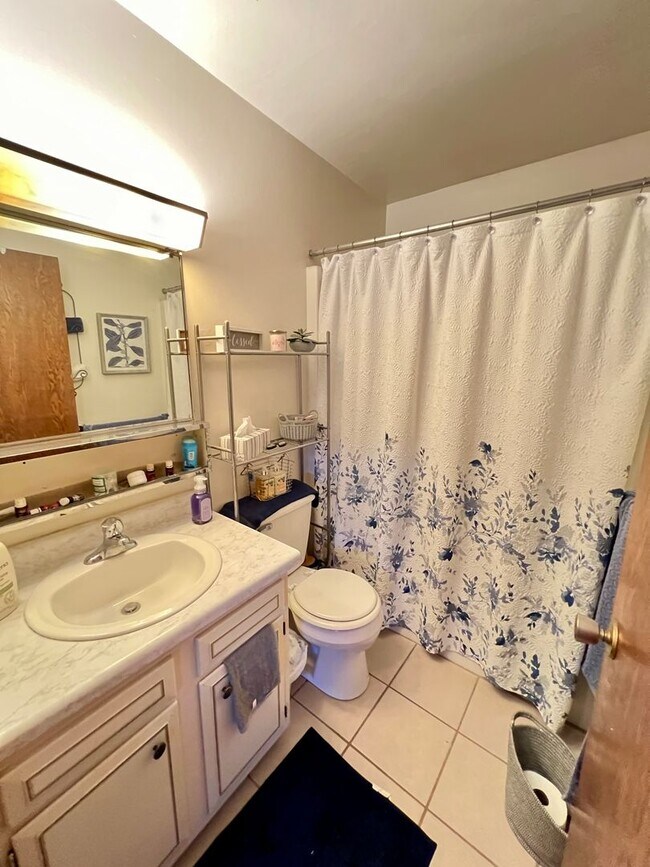 Building Photo - AVAILABLE MAY - Large 2 Bedroom Apartment!