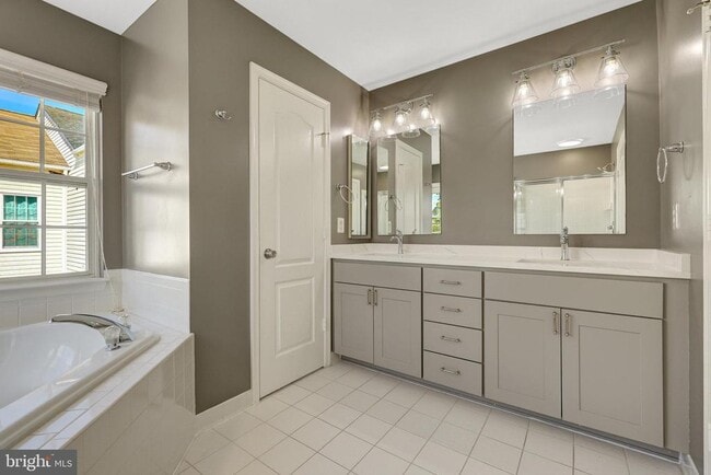 Building Photo - 12913 Wood Cres Cir