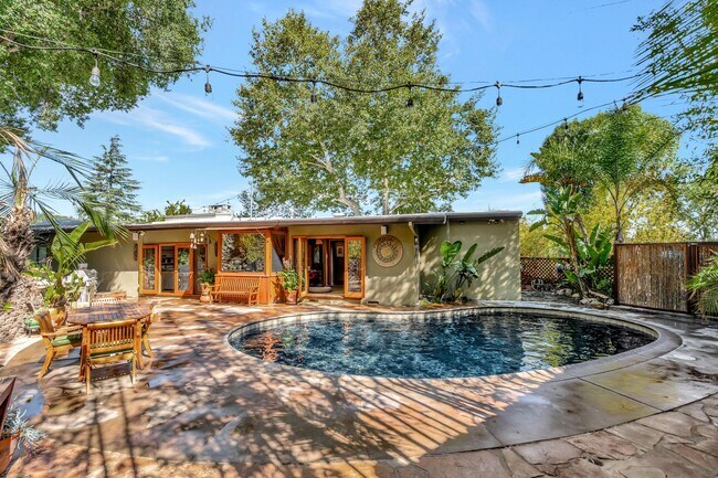 Building Photo - HOLIDAY SPECIAL***2 WEEKS FREE** 3 Bed/2 Bath Oasis in Royal Woods - Available Now