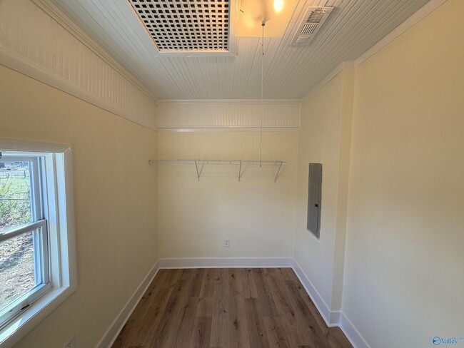 Building Photo - 1821 7th St SE