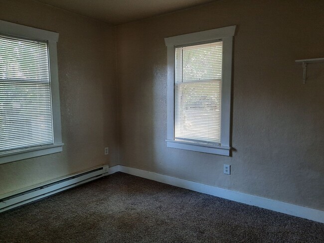 Building Photo - Pet Friendly 2 Bedroom 1  Bath