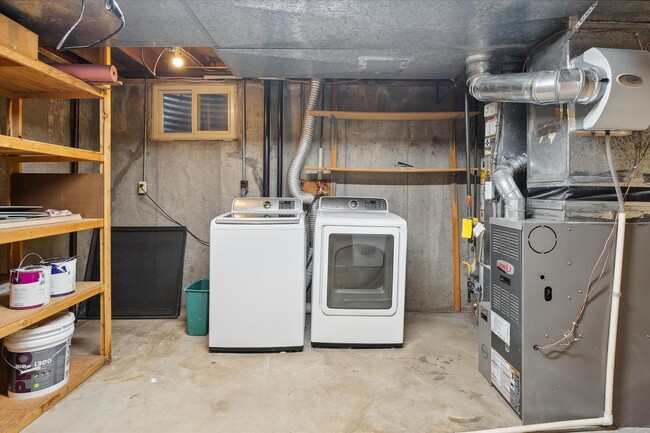 Building Photo - Adorable and Spacious Golden Townhome
