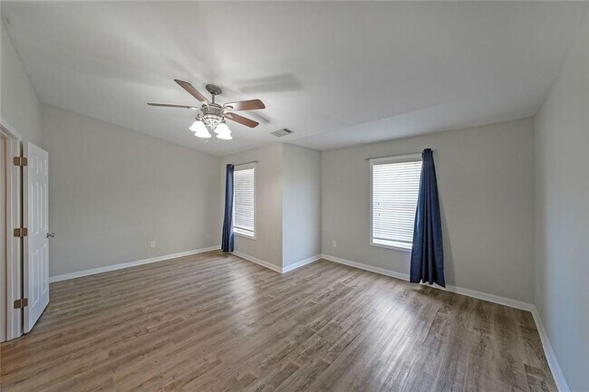 Building Photo - 2062 Lakeshore Overlook Dr