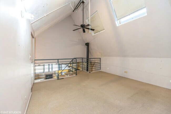 Building Photo - 621 S Plymouth Ct