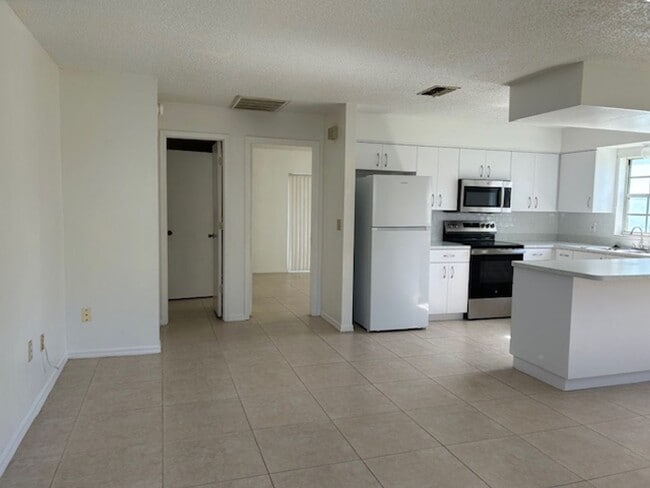 Building Photo - Well maintained 1/1 in a 55+ community