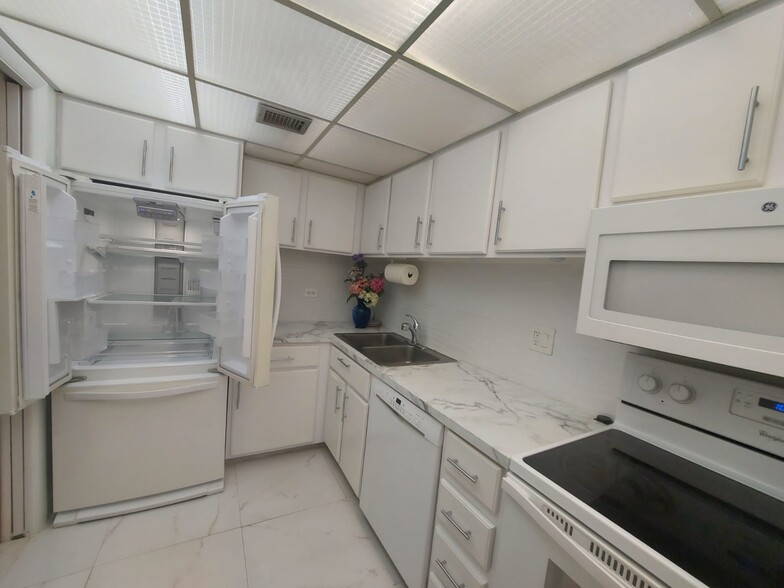 Building Photo - 3710 Inverrary Dr