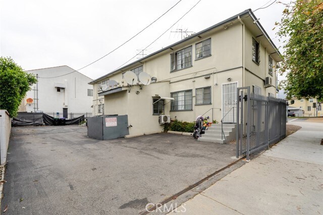 Building Photo - 1600 W Glenoaks Blvd