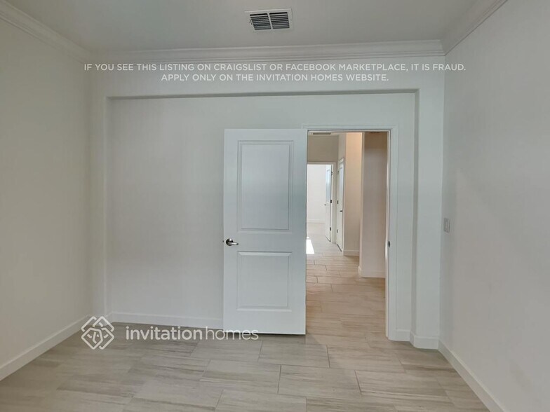 Building Photo - 14318 17th Ct E