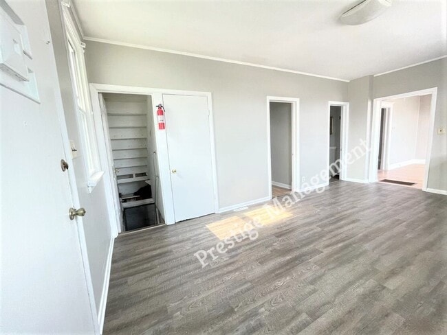 Building Photo - Large Renovated 3 bed 2 bath Home