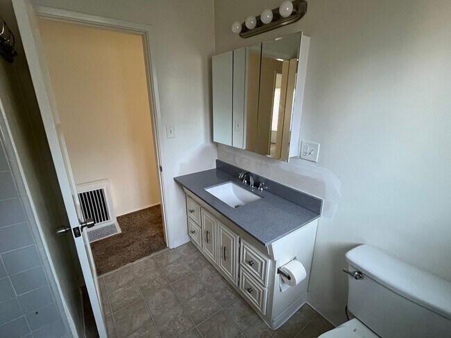 Building Photo - 3 bedroom home in Lakewood now ready to rent!