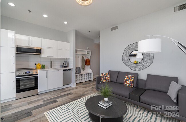 Building Photo - 307 W Trade St