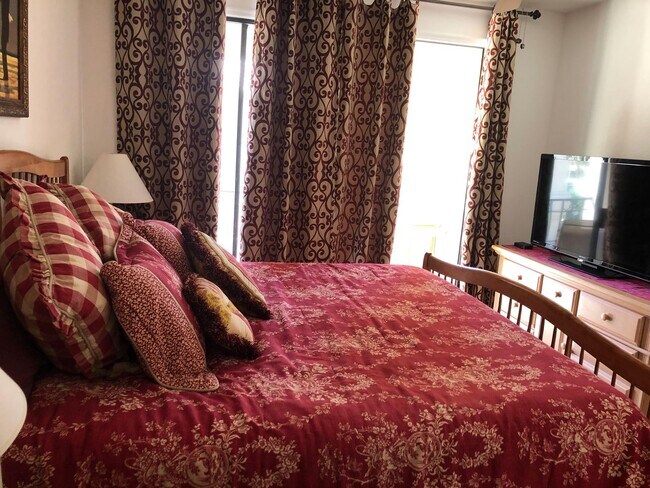 Building Photo - Two bedroom condo