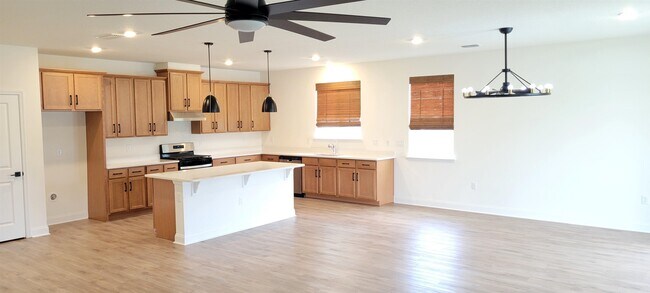 Building Photo - 214 Santos Ln