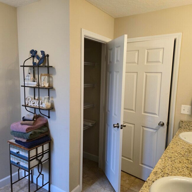 Building Photo - 400 Yancey St