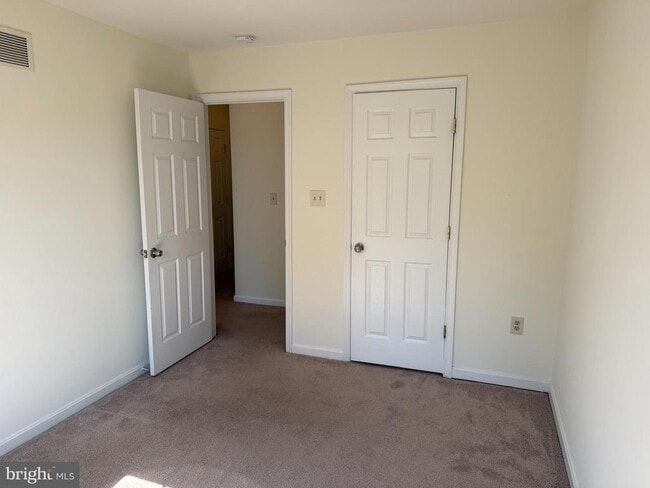 Building Photo - 99 E Highland Cir
