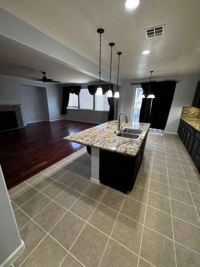 Building Photo - Spacious 4 bedroom near shopping and schools!