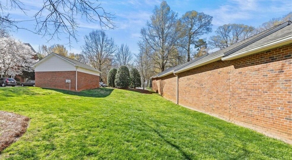 Building Photo - 5601 Fairview Rd